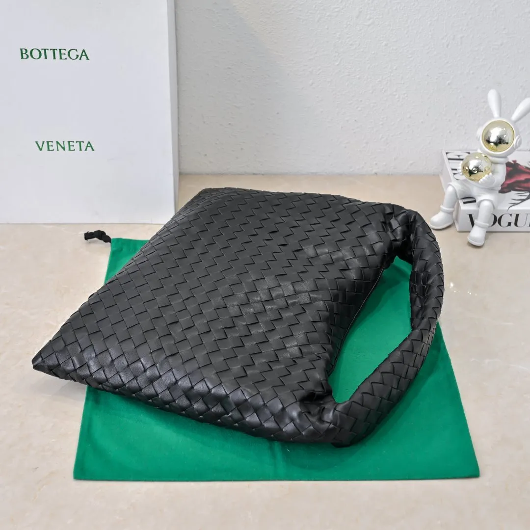 Batch 1960 #Bv new medium-sized HOP bag, the bag body and handles are made of a whole piece of woven leather. The bag body is soft and lazy. Hop symbolizes the praise of innovation and eternal craftsmanship [love]. The pyramid silhouette combines practicality and fashion. It is modern and casual, and the bag mouth is double-sided closed design, more convenient and safe! The cowhide texture also makes the bag more wear-resistant and durable. A must-have for fashionable ladies who like minimalism yet comfortable and casual! Size: 46x21x10cm Model: 6262